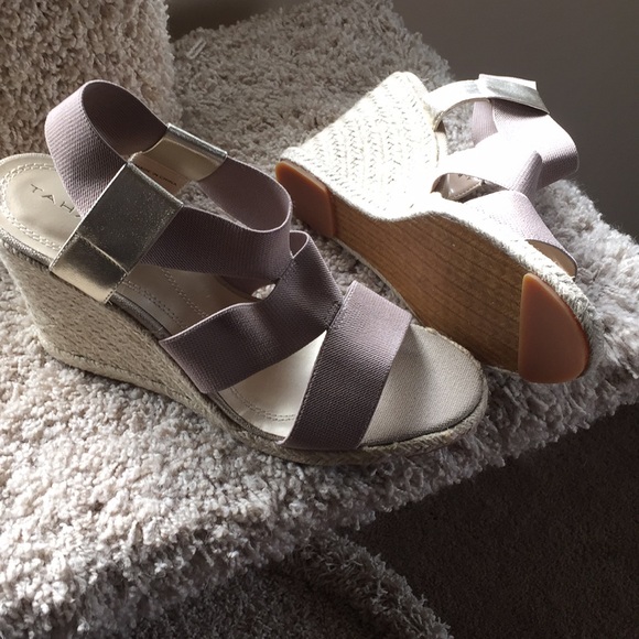 tahari sandals